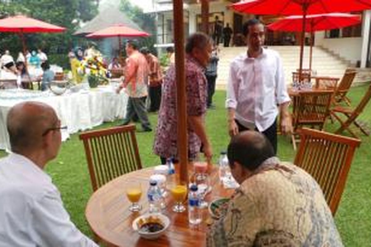 Gubernur DKI Jakarta Joko Widodo (berdiri kanan) mengundang anggota DPRD DKI pesta kebun di rumah dinas Jokowi di Jalan Taman Suropati Nomor 7 Menteng, Jakarta Pusat, Jumat (8/11/2013).