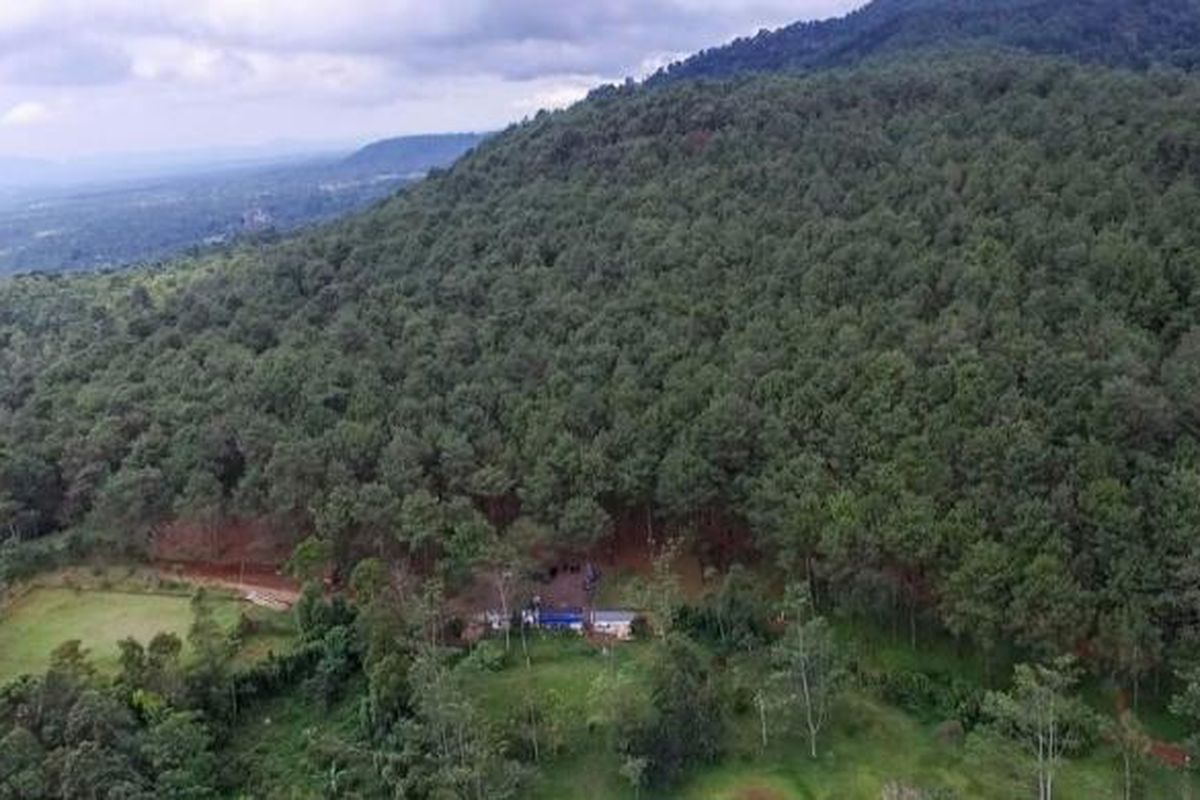 Legok Barong berada di perbukitan Desa Pusaka Mulya, Kecamatan Kiarapedes, di dataran tinggi Purwakarta. Karenanya, hawa daerah ini sejuk dengan 