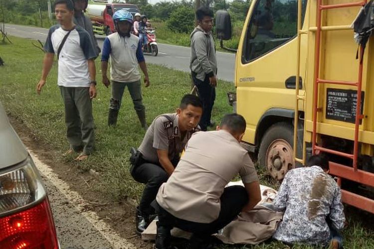 Kapolresta Palembang Kombes Pol Didi Hayamansyah sempat memberikan pertolongan kepada korban kecelakaan di  kawasan Jalan Mayjen Yusuf Singadekane, Palembang, Sumatera Selatan, Kamis (21/3/2019). Akibat kecelakaan tersebut, satu orang tewas.