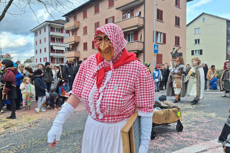 Fasnacht adalah karnaval terbesar di Swiss. Acara itu seringkali menarik animo masyarakat dunia untuk datang, tidak terkecuali pada tahun ini. Pada tahun ini, karnaval telah dimulai sejak Kamis (8/2/2024) dan baru akan berakhir pada Rabu (14/2/2024).