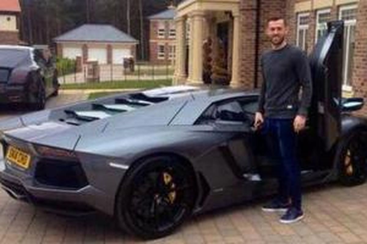 Steven Fletcher dengan Lamborghini Aventador terbarunya