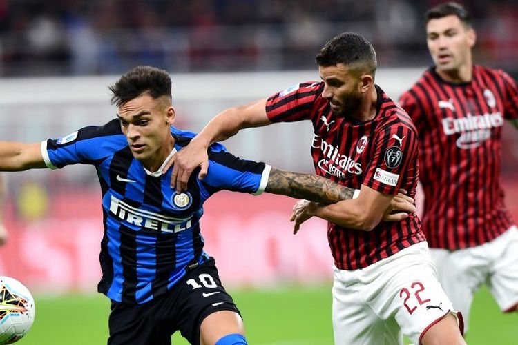 Bek AC Milan Italia Mateo Musacchio (kanan) menahan pemain depan Inter Milan Argentina Lautaro Martinez selama pertandingan sepak bola Serie A Italia AC Milan vs Inter Milan pada 21 September 2019 di stadion San Siro di Milan