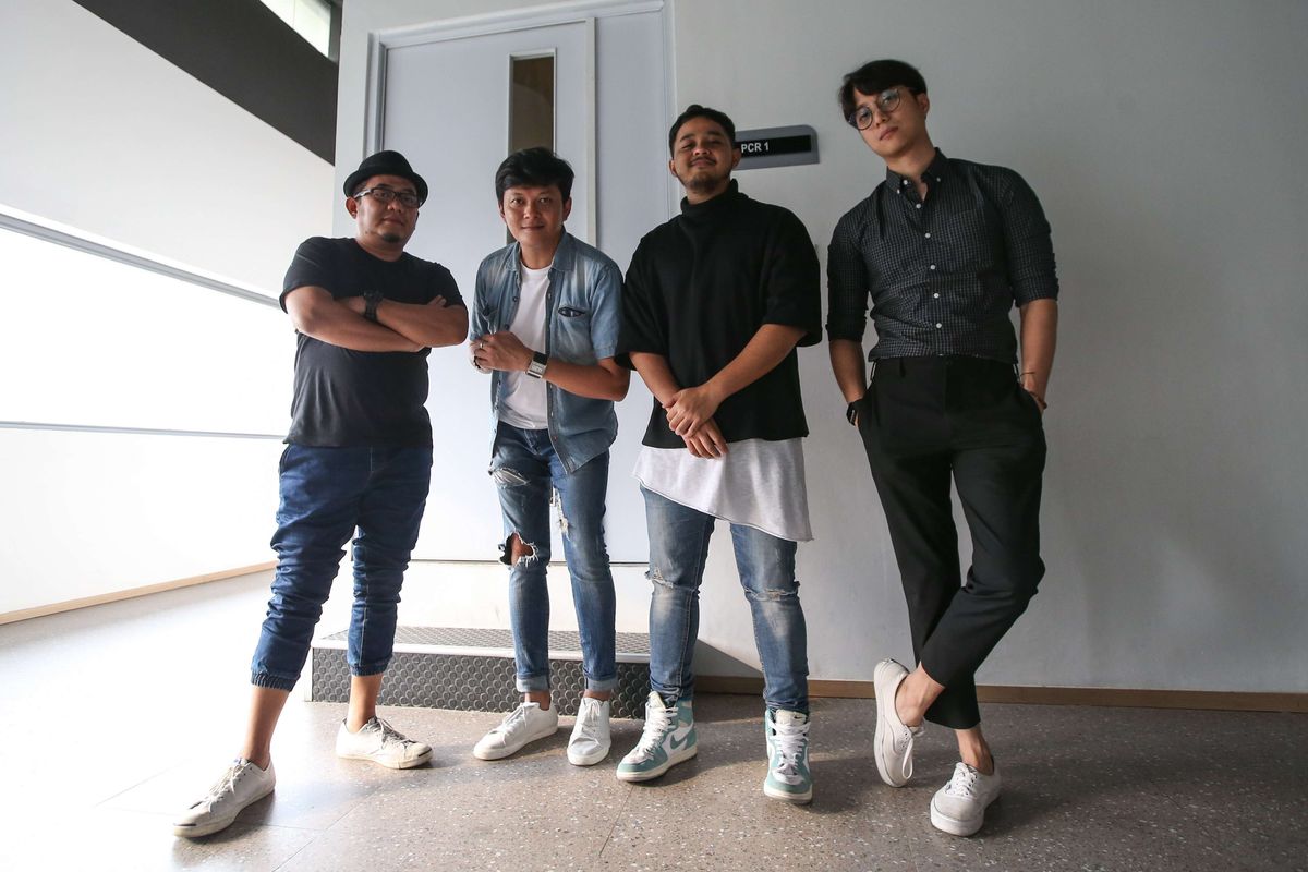 Yovie & Nuno usai tampil dalam acara Selebrasi (Selebritas Beraksi) di Studio Kompas TV, Jakarta, Selasa (9/4/2019). Grup musik bergenre pop yang berdiri pada 2001 ini, kini beranggotakan Muchamad Ahadiyat (gitar), Pradikta Wicaksono (vokal), Arya Windura (vokal), dan Ady Julian (keyboard).