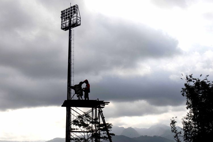 Seorang kameramen sedang bertugas mengambil gambar Liga 1 2021-2022 di Stadion Moch Soebroto Magelang, Senin (25/10/2021) sore.