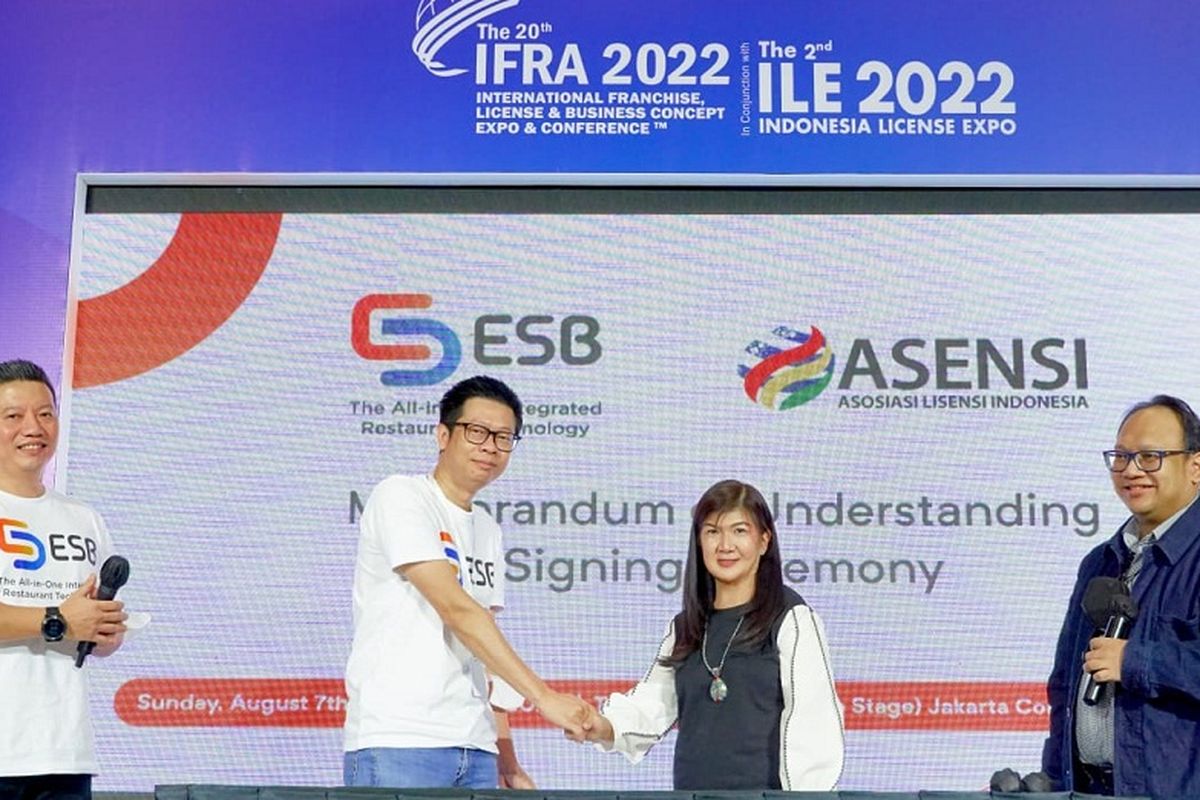 Penandatanganan kerja sama ESB dan ASENSI untuk tingkatkan skala usaha UMKM di Indonesia pada IFRA-ILE 2022. 