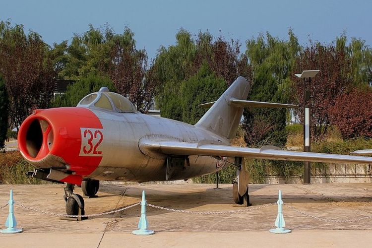 MiG-15 milik AU Korea Utara yang dipajang di Museum Penerbangan Beijing, China.