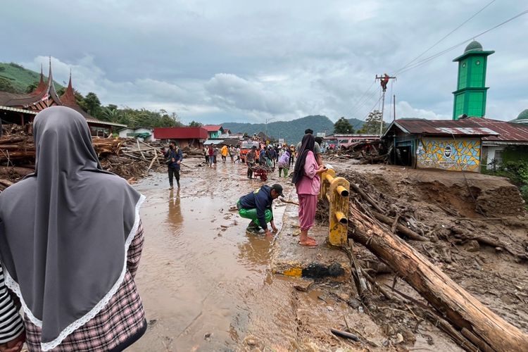 Cuaca Mendung Selimuti Gunung Talang, Warga Solok Dimbau Waspadai Banjir Bandang Susulan