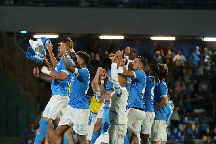 Para pemain Napoli merayakan kemenangan mereka di akhir pertandingan sepak bola Serie A Liga Italia antara SSC Napoli vs Cagliari Calcio pada 30 Agustus 2025 di Stadion Diego Armando-Maradona. (Foto oleh CARLO HERMANN / AFP)