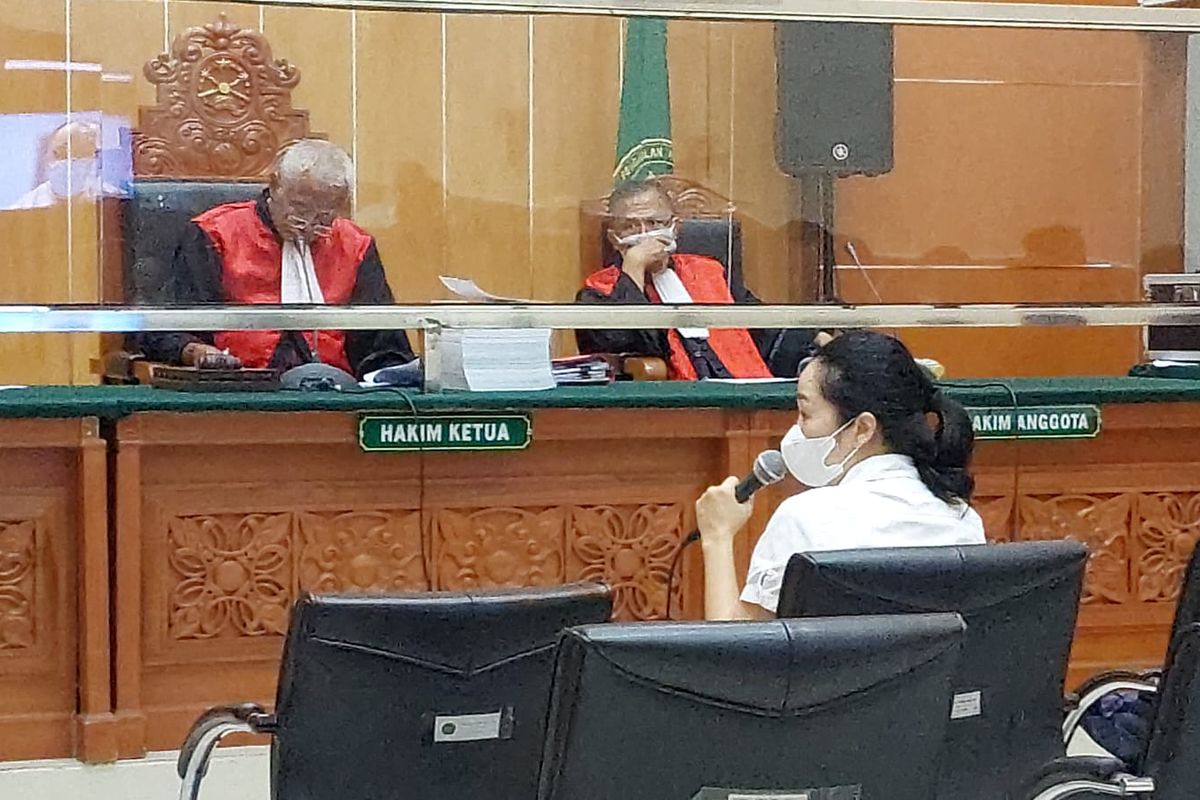 Terdakwa kasus KSP Indosurya, June Indria menjadi saksi dalam persidangan kasus serup dengan terdakwa Henry Surya di Pengadilan Negeri Jakarta Barat, pada Rabu (30/11/2022).