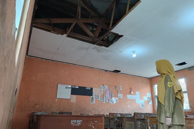 Kondisi salah satu ruang kelas di SDN Cibitung 1, Kecamatan Tenjolaya, Kabupaten Bogor yang mengalami kerusakan pada bagian plafon.