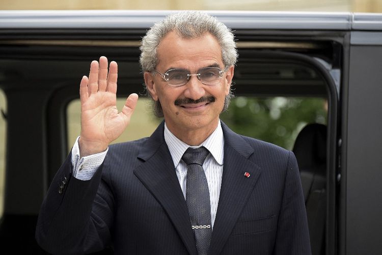 Pangeran Arab Saudi, Al Waleed bin Talal Al Saud, difoto saat mengunjungi istana Kepresidenan Perancis di Paris pada 8 September 2016. Al Waleed kini menghadiahi para pemain Al-HIlal dengan bonus raksasa usai kemenangan di semifinal Piala Dunia Klub 2022.