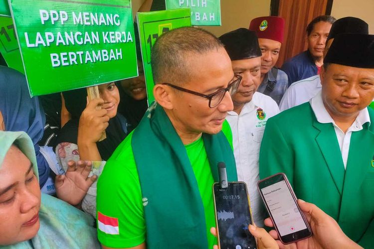 Sandiaga Uno memberikan keterangan terkait posisinya sebagai menteri dan juga Dewan Pakar Capres Cawapres Ganjar Mahfud di Cirebon, Minggu (28/1/2024)