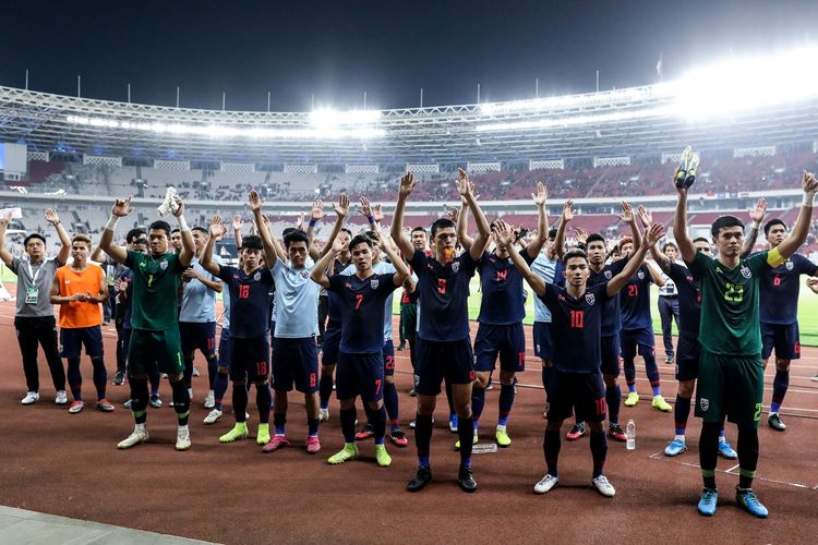 Pesepak bola timnas Thailand, merayakan kemenangan saat pertandingan Kualifikasi Piala Dunia 2022 Grup G Zona Asia di Stadion Gelora Bung Karno, Senayan, Jakarta, Kamis (10/9/2019). Tim nasional Indonesia menelan kekalahan dari Thailand dengan skor 0-3.