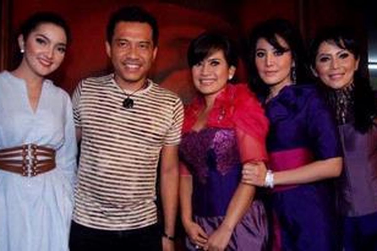 Anang Hermansyah, yang mencipta lagu "Goyang Sayang", dan pasangan duetnya, Ashanty (paling kiri), bersama Tiga Kembang, trio vokal yang terdiri dari Ikke Nurjanah (ketiga dari kanan), Cici Paramida, dan Kristina.  