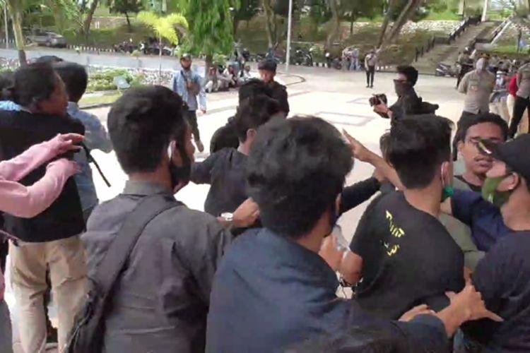 Demonstrasi menolak UU Cipta Kerja di DPRD Sulbar pada Rabu (7/10/2020) diwarnai kericuhan.