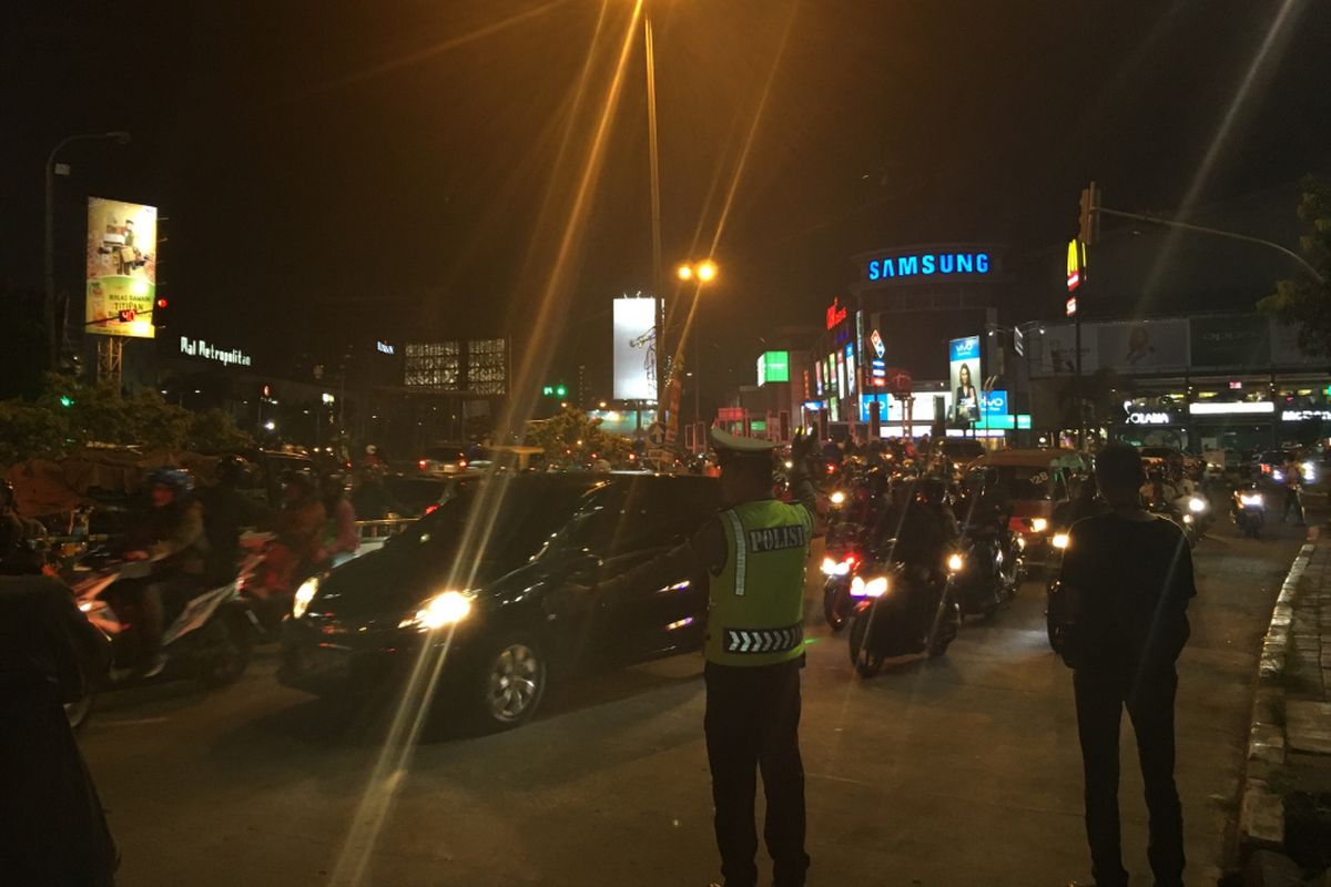 Suasana pemudik kendaraan roda dua, tiga hari jelang Lebaran yang melintas di Kalimalang, Kota Bekasi, Kamis (22/6/2017) malam.