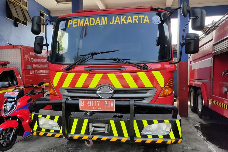 Mobil Dinas Pemadam Kebakaran Kecamatan Pasar Minggu menggunakan Hino 500 untuk pompa air 2500 liter