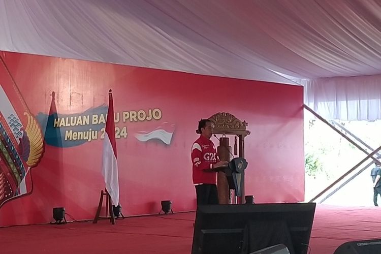 Presiden RI Joko Widodo (Jokowi) membuka Rapat Kerja Nasional (Rakernas) V Relawan Pro Jokowi (Projo) di Balai Ekonomi Desa (Balkondes) Ngargogondo, Kecamatan Borobudur, Kabupaten Magelang, Jawa Tengah, Kamis (21/5/2022).