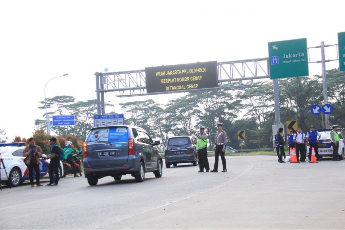 Uji coba ganjil genap di gerbang tol.