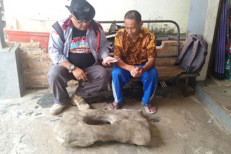 Batu Yoni dari situs Kota Kapur, Kabupaten Bangka yang kini disimpan di rumah Juru Pemelihara, Mahadir di Desa Kota Kapur. 
