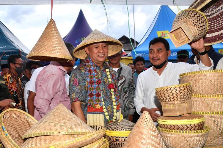 Menteri Koperasi dan UKM (MenKopUKM), Teten Masduki menghadiri acara Limbangan UMKM Expo 2022 di Garut, Jawa Barat, Minggu (9/10/2022).
