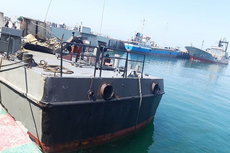 Dalam foto yang diunggah oleh militer Iran pada 11 Mei 2020, kapal pendukung logistik Konarak tengah bersiap melangsungkan latihan dari pangkalan rahasia menuju Teluk Oman. Kapal ini disebut menjadi korban salah tembak dari kapal perang Iran lainnya dalam insiden 10 Mei 2020.
