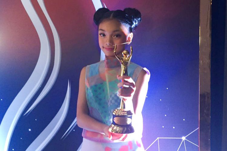 Penyanyi cilik Naura menerima Anugerah Musik Indonesia (AMI) 2018 yang digelar di Ecovention Ancol, Jakarta Utara, Rabu (26/9/2018).