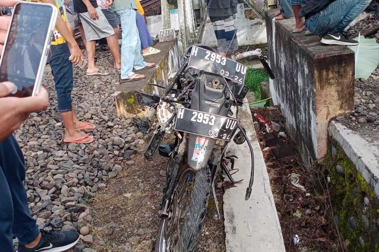 Kereta api jurusan Semarang -Gambir alami keterlambatan karena alami kecelakaan dengan sepeda motor di Kaliwungu, Kendal