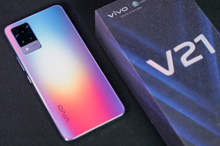 Vivo V21 5G Sunset Dazzle bisa dibilang berwarna semarak, dengan paduan warna ungu, biru, silver, merah, hingga kuning yang berubah tergantung sudut pandang.