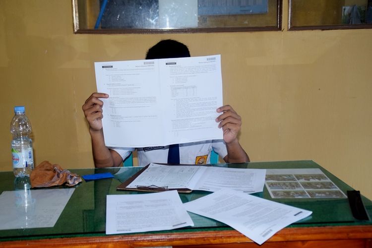 Tersangkut masalah hukum, dua orang siswa berinisial LK (14) dan AF (13) harus mengikuti ujian di dalam Lembaga Pemasyarakatan (Lapas) Kelas II A Kota Baubau, Sulawesi Tenggara. Kedua siswa tersebut merupakan penghuni Lapas Kota Baubau karena terkait kasus pelecehan seksual anak dibawah umur.