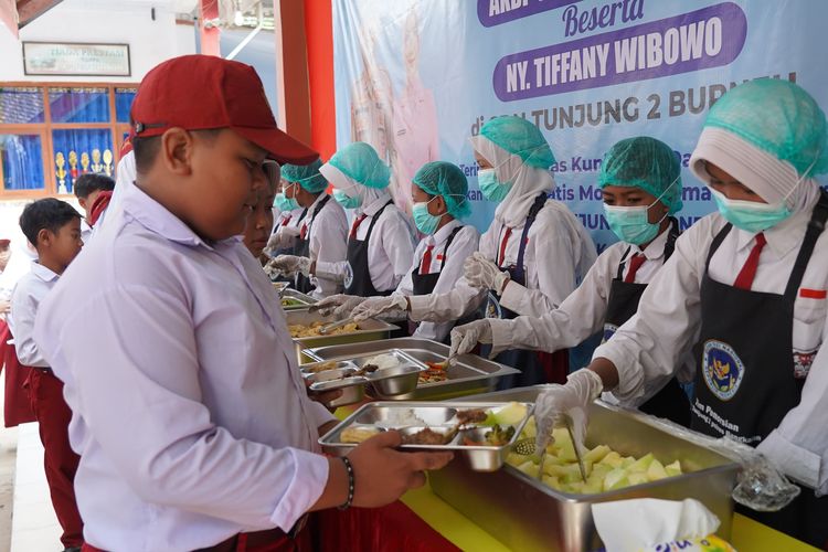 Uji Coba MBG Prasmanan di Bangkalan Saat Jam Istirahat, Kepsek: Akan Ada Evaluasi