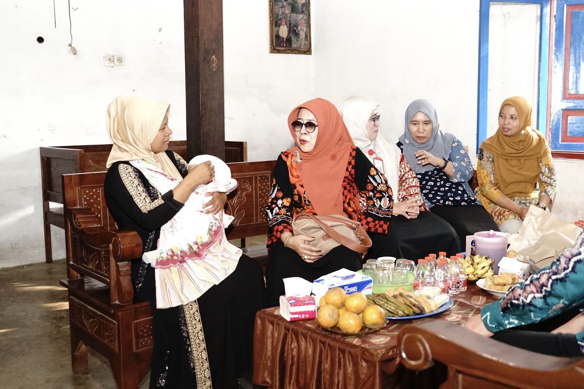 Bayi berusia 5 bulan, Queensa Acellin Kaynaseh yang menderita hidrochepalus saat digendong oleh ibunya.