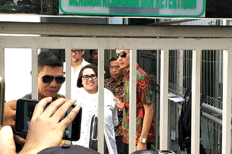 Komedian Nunung (berbaju putih) tiba di Pengadilan Negeri Jakarta Selatan, Jalan Ampera Raya, Jakarta, Rabu (2/10/2019).