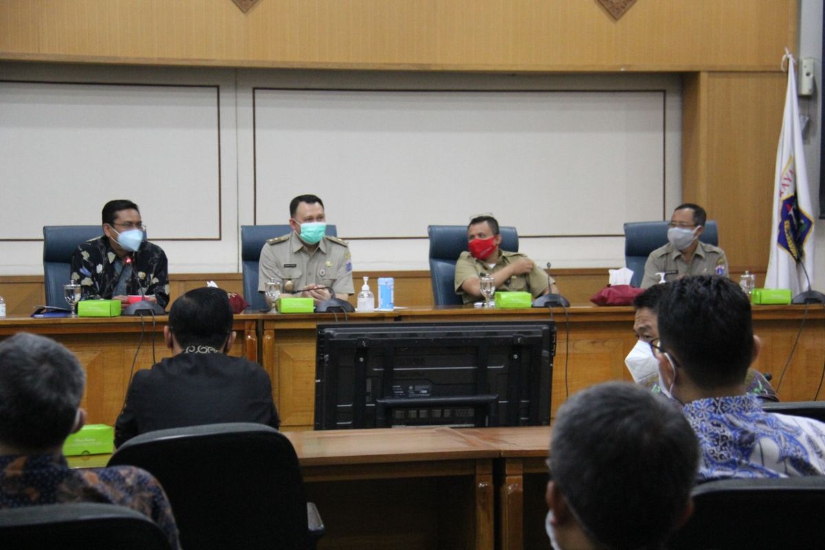 Dewan Perwakilan Rakyat Daerah (DPRD) Kota Bandung, Jawa Barat, melakukan kunjungan kerja ke Kantor Wali Kota Jakarta Timur, Senin (11/10/2021).