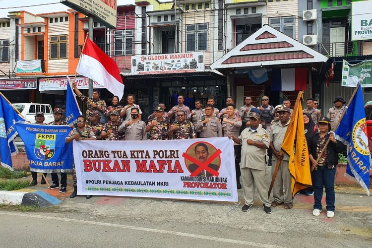 Aksi dengan membentangkan spanduk kecaman terhadap Kamarudin Simanjuntak di Manokwari Papua Barat