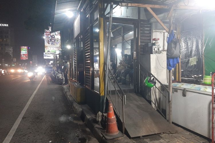 Halte Trans Jogja di Sleman Diapit Warung PKL, Warga: Agak Terganggu, Jalan Jadi Sempit