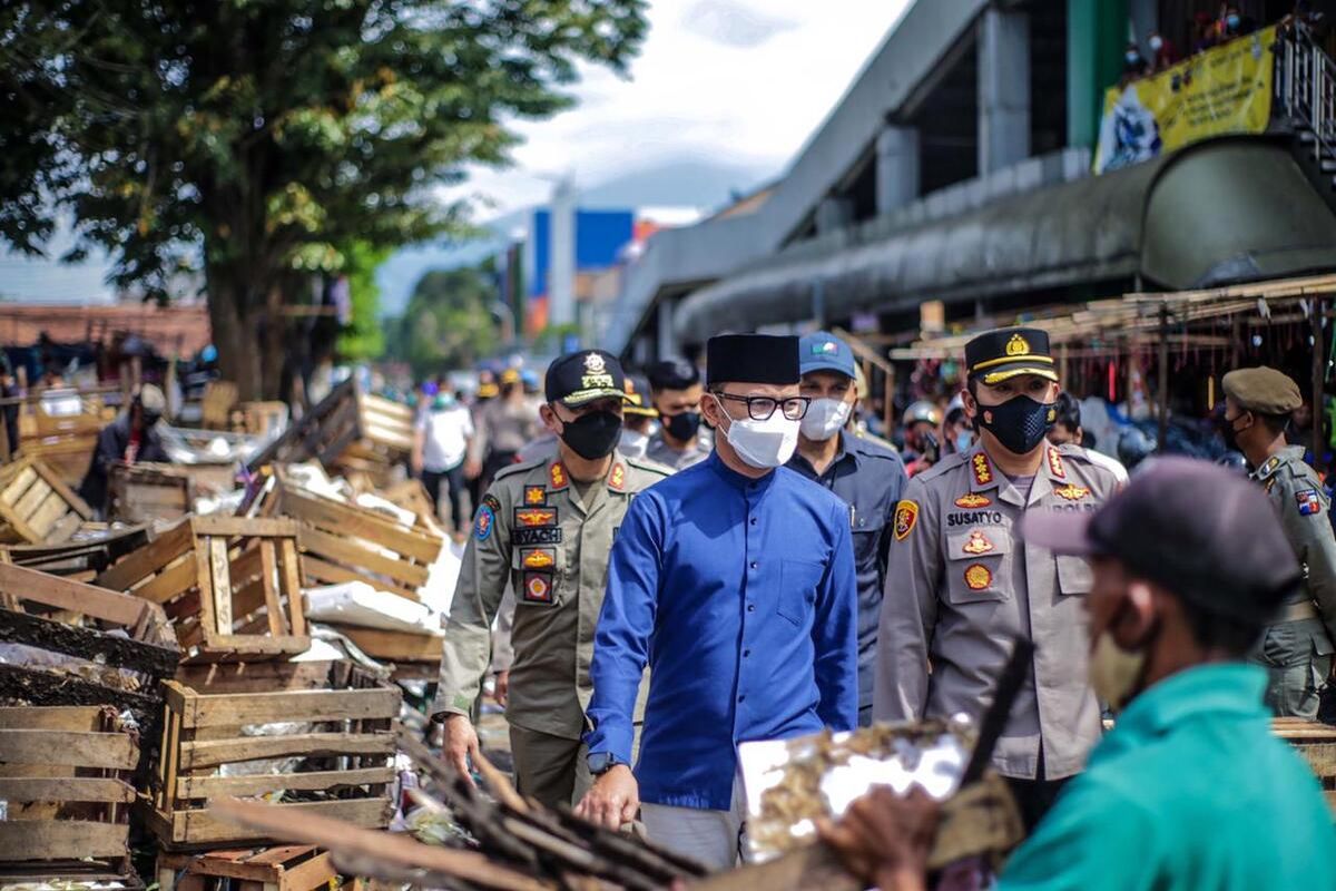 Wali Kota Bogor Bima Arya Sugiarto bersama Kapolresta Bogor Kota Kombes Susatyo Purnomo Condro saat meninjau situasi di kawasan Pasar Kebon Kembang, Kota Bogor, Jawa Barat, Selasa (4/5/2021). Pemkot Bogor memberlakukan rekayasa lalu lintas untuk mengantisipasi membludaknya pengunjung pasar jelang Lebaran.