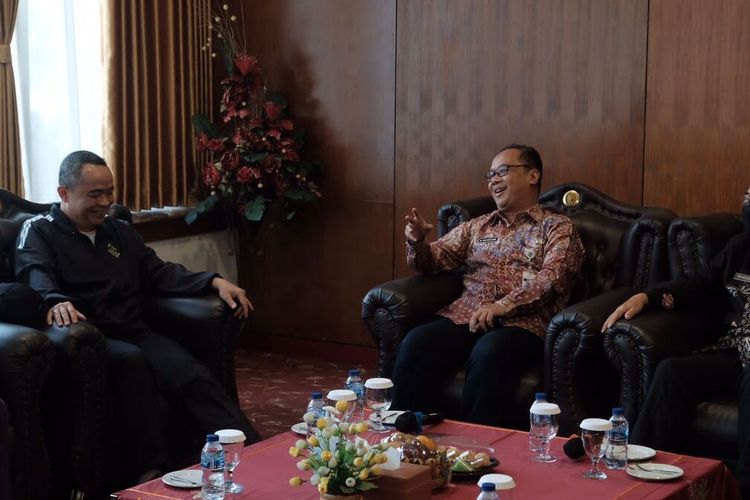 Komandan Jenderal (Danjen) Akademi TNI, Letjen TNI Teguh Arief Indratmoko, mengunjungi kantor Wali Kota Magelang, di Jalan Sarwo Edhie Wibowo No 2 Magelang, Kamis (15/9/2022).