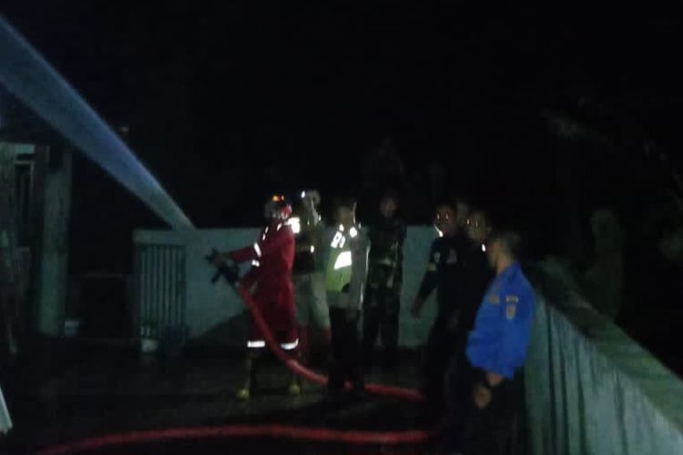 Rumah di Wanareja Cilacap Hangus Terbakar, Asap dan Api Berasal dari Mobil di Garasi