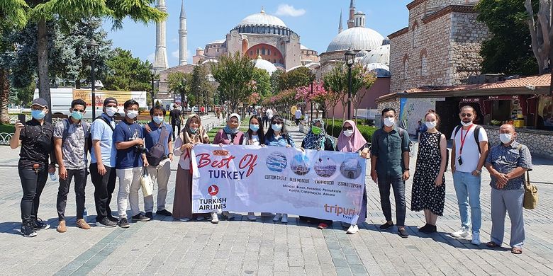 Para peserta tur dari Tripuri Travel berfoto di depan salah satu tempat wisata di Turki.