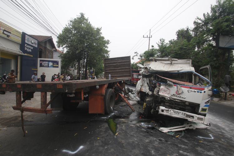 Truk Semen Tabrak Truk Gandeng di Mojokerto, Sopir Terjepit, Evakuasi Sebabkan Kemacetan 2 Km