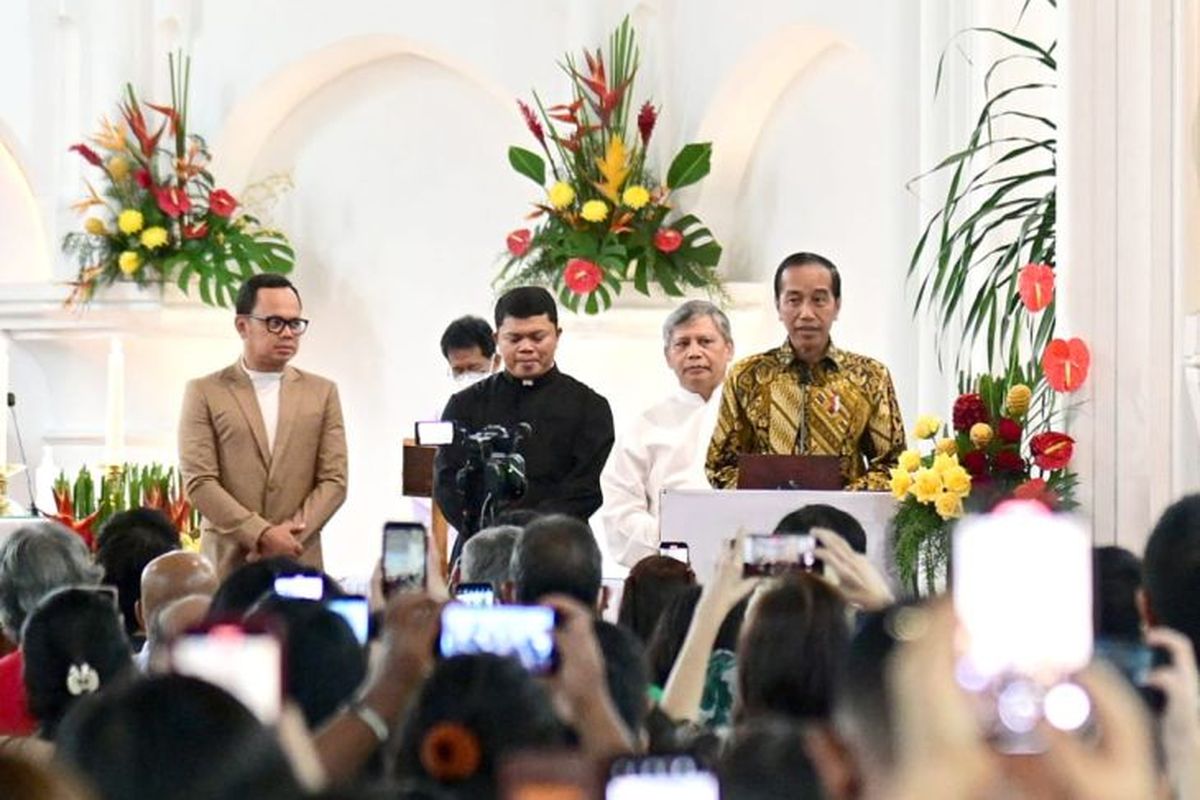 President Joko Widodo (right) and Bogor Mayor Bima Arya (left) greet Christians attending the Christmas celebration at Bogor Cathedral Church in Bogor City, West Java Province, on Sunday, December 25, 2022. 