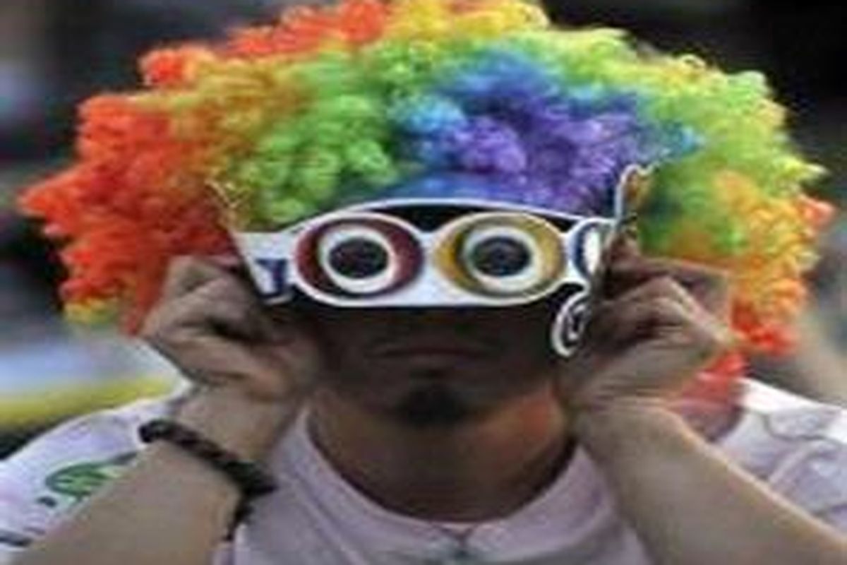 Google Inc. faces a new controversy in China after a Web site run by the Communist Partys main newspaper accused the U.S. search giant of trying to keep Internet users away following its reports on a copyright dispute.