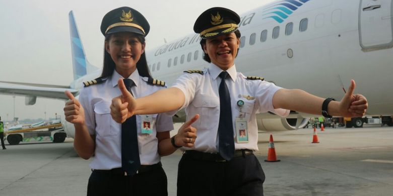 Co pilot Melinda dan Kapten Pilot Ida Fiqriah yang menerbangkan pesawat untuk Kartini Flight Garuda Indonesia, Sabtu (21/8/2018).