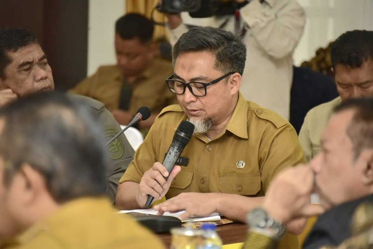 Penjabat Sekretaris Daerah Provinsi Gorontalo Budiyanto Sidiki saat menyampaikan laporan kondisi kekeringan di Gorontalo pada Rapat Forkopimda diperluas yang berlangsung di aula rumah dinas gubernur.