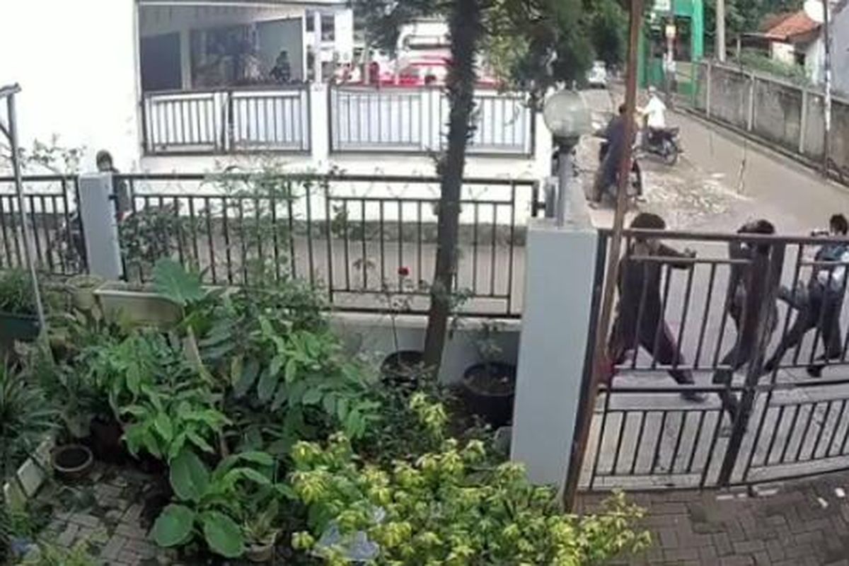 Sejumlah remaja terlibat tawuran di Jalan TPU Parakan RT 09/09, Pondok Benda, Pamulang, Tangerang Selatan pada Jumat (5/11/2021) sore. 