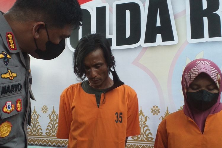 Kabid Humas Polda Riau, Kombes Sunarto menginterogasi pelaku penyiksa anak tiri, Zulkifli, saat dihadirkan dalam konferensi pers di Mapolda Riau di Pekanbaru, Kamis (27/10/2022).