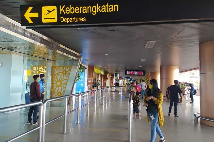 Suasana Bandara Supadio Pontianak Kalimantan Barat jelang penghentian layanan penumpang umum mulai Sabtu (25/4/2020).