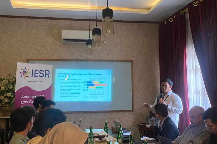 Analis Sistem Ketenagakerjaan dan Energi Terbarukan IESR Alvin Putra S saat memberikan paparan di media luncheon di Jakarta, Selasa (13/8/2024).