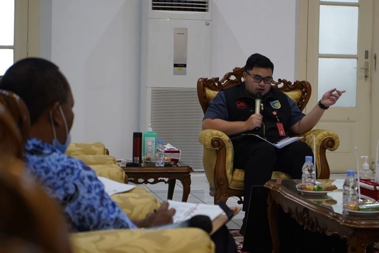 Bupati Kediri Hanindhito Himawan Pramono memimpin rapat, Rabu (18/11/2021).